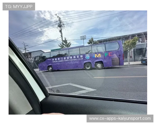 球队赛前突发大巴故障，被迫步行入场引爆社媒